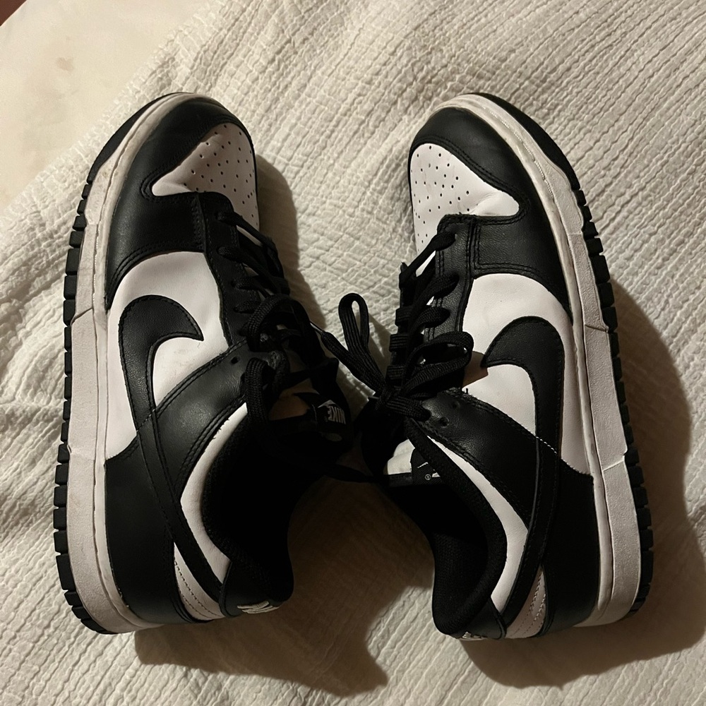 Nike unisex black and white shoes size 9.5